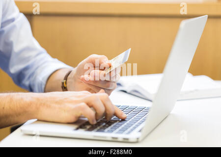 L'homme d'affaires occasionnels de payer en ligne par carte de crédit. Banque D'Images