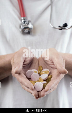 Doctor's hands montrant prescription pills, Bavière, Allemagne Banque D'Images