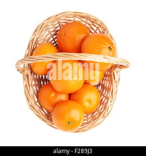 Panier en osier plein de mûres fraîches multiples orange juteuse mandarine, la composition plus isolés l'arrière-plan blanc, vue du dessus Banque D'Images