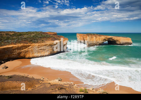 Le Pont de Londres le long de la Great Ocean Road, Victoria, Australie. Banque D'Images