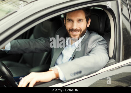 Portrait d'un homme dans sa voiture à huis clos. Banque D'Images