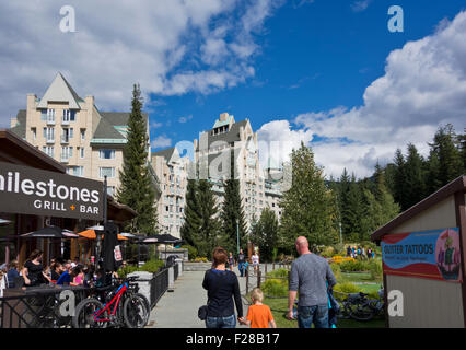 Dîner au restaurant les jalons et de marcher vers l'hôtel Fairmont Chateau Whistler. En haut du village (Blackcomb Whistler, C.-B.) Banque D'Images