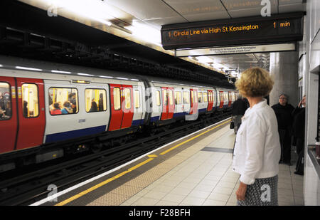 London UK - attraper un train de métro à la station de remblai sur la ligne District et Circle Banque D'Images