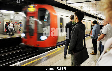 London UK - attraper un train de métro à la station de remblai sur la ligne District et Circle Banque D'Images