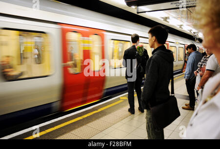 London UK - attraper un train de métro à la station de remblai sur la ligne District et Circle Banque D'Images