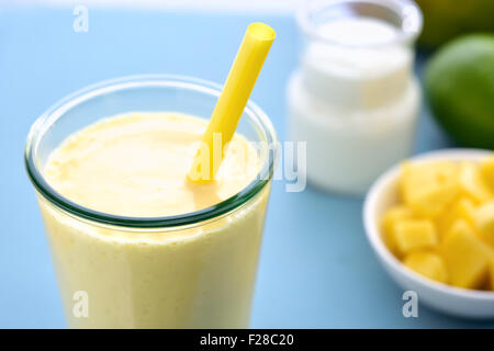 Lassi à la mangue. Smoothie mangue faites à la mangue et du yaourt, yogourt. Focus sélectif. Banque D'Images