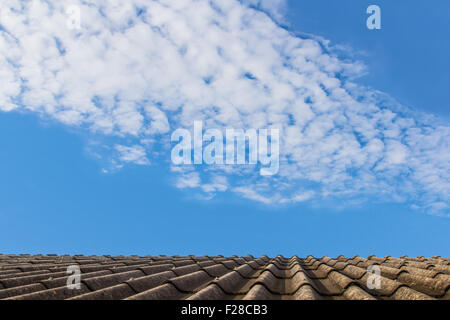 Beaux nuages et ciel dans la bonne journée Banque D'Images