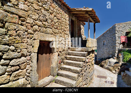 Portugal : maison en pierre restaurée dans le village historique de Monsanto Banque D'Images