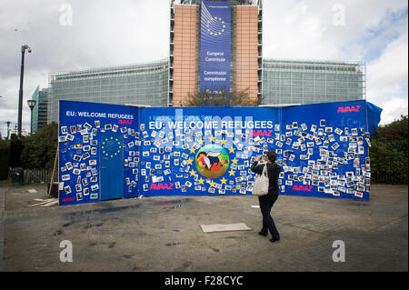 Bruxelles, Belgique. 14Th Sep 2015. Mur de ''Bienvenue'' au rond-point Schuman square en face du siège de la Commission européenne à Bruxelles, Belgique le 14.09.2015 sur le mur, un dessin représente les trois ans garçon syrien Aylan Kurdi qui se sont noyés alors qu'ils fuyaient la guerre en Syrie. Credit : Wiktor Dabkowski/ZUMA/Alamy Fil Live News Banque D'Images