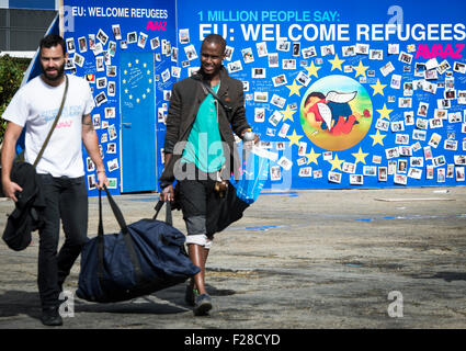 Bruxelles, Belgique. 14Th Sep 2015. Mur de ''Bienvenue'' au rond-point Schuman square en face du siège de la Commission européenne à Bruxelles, Belgique le 14.09.2015 sur le mur, un dessin représente les trois ans garçon syrien Aylan Kurdi qui se sont noyés alors qu'ils fuyaient la guerre en Syrie. Credit : Wiktor Dabkowski/ZUMA/Alamy Fil Live News Banque D'Images