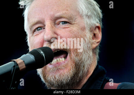 Billy Bragg à l'exécution de 'réfugiés' Bienvenue ici rassemblement à la place du Parlement, Londres 12 Sept 2015 Banque D'Images