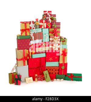 Grande et haute pile de cadeaux de Noël coloré Banque D'Images