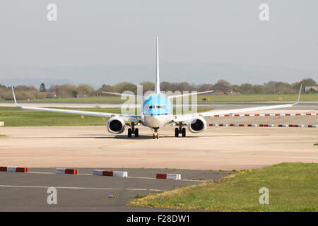 KLM Boeing 737 avion de passagers de l'aéroport de Manchester roulait sur la voie de circulation. Temps ensoleillé. Vue avant de l'avion. Banque D'Images