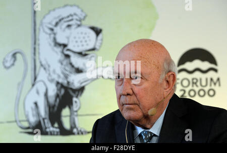 Prague, République tchèque. 14Th Sep 2015. L'ancien président sud-africain Frederik Willem de Klerk participe à la conférence Forum 2000 des personnalités et des penseurs de la démocratie et l'éducation à Prague, République tchèque, le 14 septembre 2015. © Michal Krumphanzl/CTK Photo/Alamy Live News Banque D'Images