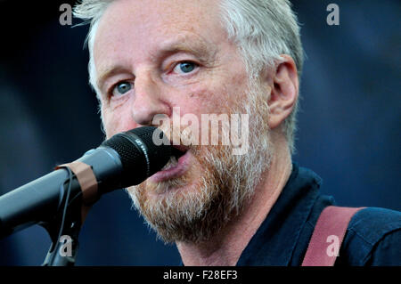 Billy Bragg à l'exécution de 'réfugiés' Bienvenue ici rassemblement à la place du Parlement, Londres 12 Sept 2015 Banque D'Images