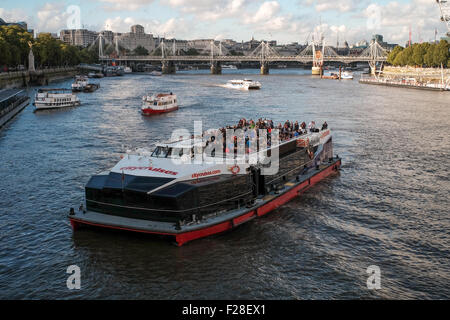 City Cruises bateau taxi arrive sur dock à Westminster Bridge Banque D'Images