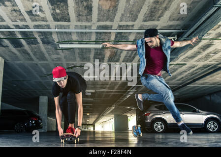 Skateboarder professionnel sauts dans le métro Banque D'Images