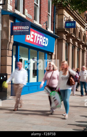 BetFred & BST Fishergate, centre-ville de Preston, Lancashire, UK   Shoppers, boutiques, Shopping dans la rue principale et de circulation. Banque D'Images