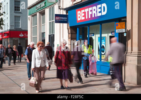 BetFred, Fishergate, centre-ville de Preston, Lancashire, UK   Shoppers, boutiques, Shopping dans la rue principale et de circulation. Banque D'Images