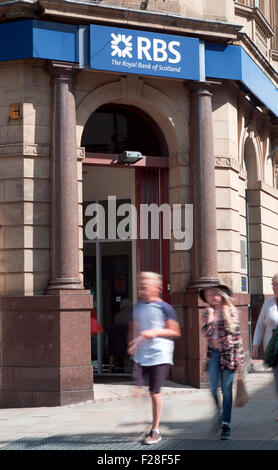 Fishergate, centre-ville de Preston, Lancashire, UK   Shoppers, boutiques, Shopping dans la rue principale et de circulation. Banque D'Images