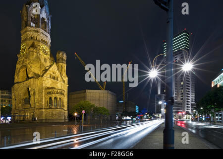 Sentier de feux de circulation sur route et en bordure de l'église, Église du Souvenir de Berlin, Berlin, Kurfürstendamm, Allemagne Banque D'Images