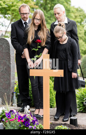 Deuil dans la famille tombe sur cimetière ou de cimetière Banque D'Images