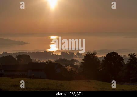 Soleil qui brille sur le lac de Chiemsee, en Bavière, Allemagne Banque D'Images