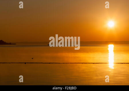 Soleil qui brille sur le lac de Chiemsee, en Bavière, Allemagne Banque D'Images