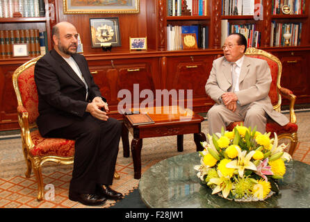 Phnom Penh, Cambodge. 14Th Sep 2015. Vice-Premier ministre cambodgien et Ministre des affaires étrangères Hor Namhong (R) rencontre avec l'ambassadeur iranien sortant Alvandi Behineh Hossein au Cambodge à Phnom Penh, Cambodge, le 14 septembre 2015. Hor Namhong le lundi a exprimé le souhait du pays pour développer les liens et la coopération avec l'Iran et espère que les deux pays seraient bientôt parvenir à un accord de coopération sur le secteur du pétrole et du gaz, un haut fonctionnaire cambodgien a dit. Credit : Sovannara/Xinhua/Alamy Live News Banque D'Images