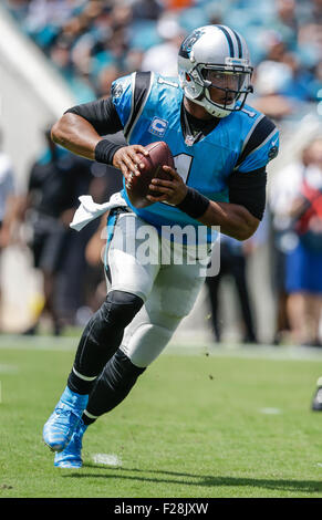 13 septembre 2015, Jacksonville, FL, Carolina Panthers quarterback Cam Newton # 1 brouille dans un match contre les jaguars de Jacksonville, le 13 septembre 2015, à l'EverBank Field à Jacksonville, en Floride. Les Panthère défait Jaguars 20-9. Margaret Bowles/CSM Banque D'Images