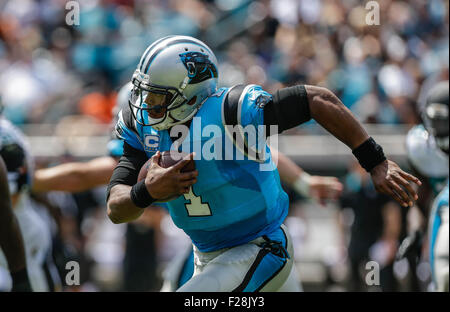 13 septembre 2015, Jacksonville, FL, Carolina Panthers quarterback Cam Newton # 1 brouille dans un match contre les jaguars de Jacksonville, le 13 septembre 2015, à l'EverBank Field à Jacksonville, en Floride. Les Panthère défait Jaguars 20-9. Margaret Bowles/CSM Banque D'Images