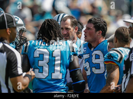 13 septembre 2015, Jacksonville, FL, Panthers Luke Kuechly middle linebacker # 59 tente de la pompe jusqu'à son équipe après qu'il est blessé et doit quitter le match contre les jaguars de Jacksonville, le 13 septembre 2015, à l'EverBank Field à Jacksonville, en Floride. Les Panthère défait Jaguars 20-9. ..Margaret Bowles/CSM Banque D'Images