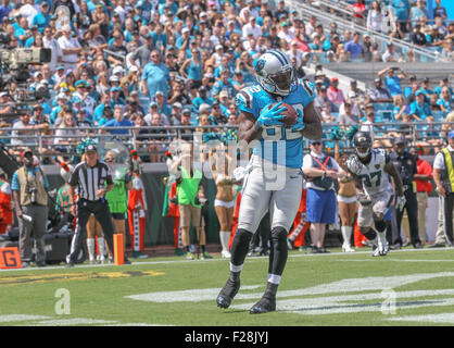 13 septembre 2015, Jacksonville, FL, iCarolina Jerricho Cotchery Panthers receveur # 82 marque un touchdown contre les jaguars de Jacksonville, le 13 septembre 2015, à l'EverBank Field à Jacksonville, en Floride. Les Panthère défait Jaguars 20-9. ..Margaret Bowles/CSM Banque D'Images