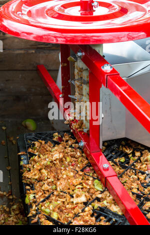 Machine à couper les pommes traditionnel prêt à presser Banque D'Images