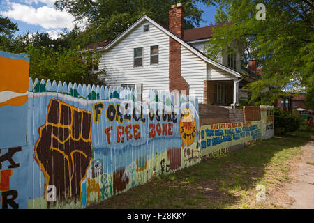 Detroit, Michigan - peintures murales sur une clôture lorsque le résident fait face à l'expulsion par Fannie Mae. Banque D'Images