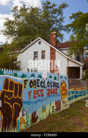 Detroit, Michigan - peintures murales sur une clôture lorsque le résident fait face à l'expulsion par Fannie Mae. Banque D'Images