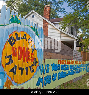 Detroit, Michigan - peintures murales sur une clôture lorsque le résident fait face à l'expulsion par Fannie Mae. Banque D'Images