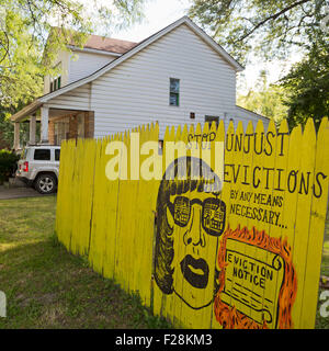 Detroit, Michigan - peintures murales sur une clôture lorsque le résident fait face à l'expulsion par Fannie Mae. Banque D'Images