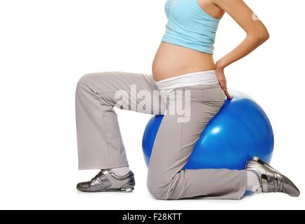 Femme enceinte faire l'exercice sur une balle de remise en forme Banque D'Images