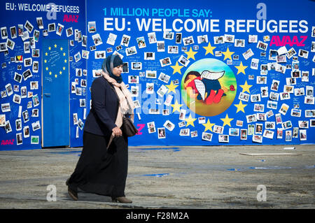 "Mur de bienvenue' à le rond-point Schuman square en face du siège de la Commission européenne à Bruxelles, Belgique le 14.09.2015 sur le mur, un dessin représente les trois ans garçon syrien Aylan Kurdi qui se sont noyés alors qu'ils fuyaient la guerre en Syrie. Par Wiktor Dabkowski Banque D'Images