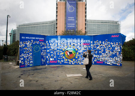 "Mur de bienvenue' à le rond-point Schuman square en face du siège de la Commission européenne à Bruxelles, Belgique le 14.09.2015 sur le mur, un dessin représente les trois ans garçon syrien Aylan Kurdi qui se sont noyés alors qu'ils fuyaient la guerre en Syrie. Par Wiktor Dabkowski Banque D'Images