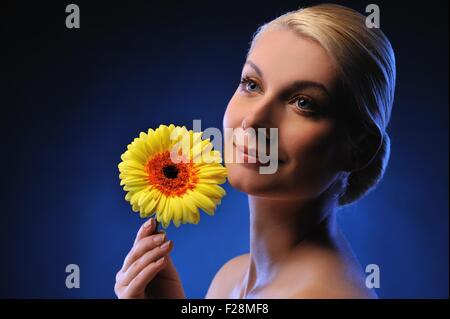 Portrait en gros plan d'une belle femme avec fleur gerber Banque D'Images