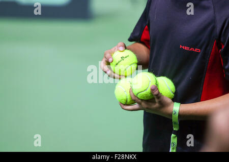 Ballboy attendant sur le côté d'un court de tennis Banque D'Images