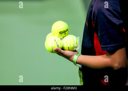 Ballboy attendant sur le côté d'un court de tennis Banque D'Images