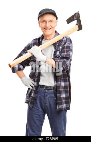 Shot vertical d'un senior man holding une hache sur son épaule et regardant la caméra isolé sur fond blanc Banque D'Images