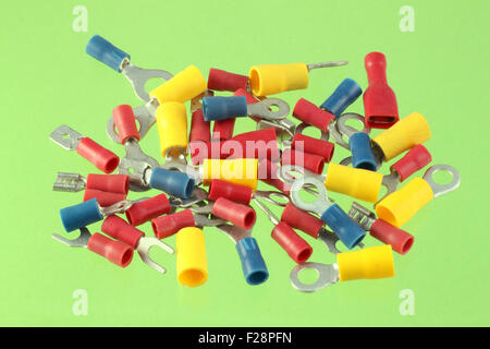 La photo en gros plan de connexions à sertir électronique sur un fond vert chromakey. Banque D'Images