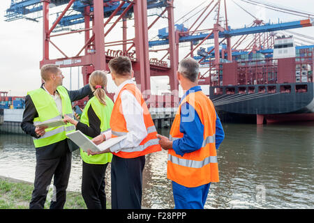 Hommes d'affaires travaillant au port, Hambourg, Allemagne Banque D'Images