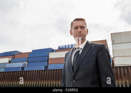 Portrait of a businessman standing at a harbor, Hambourg, Allemagne Banque D'Images