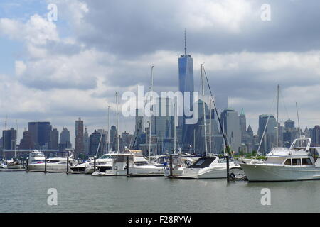 Newport Yacht Marina et grattes-ciel de Manhattan Banque D'Images