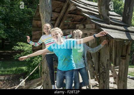 Les filles en équilibre sur le pont de corde en aire de jeux, Munich, Bavière, Allemagne Banque D'Images